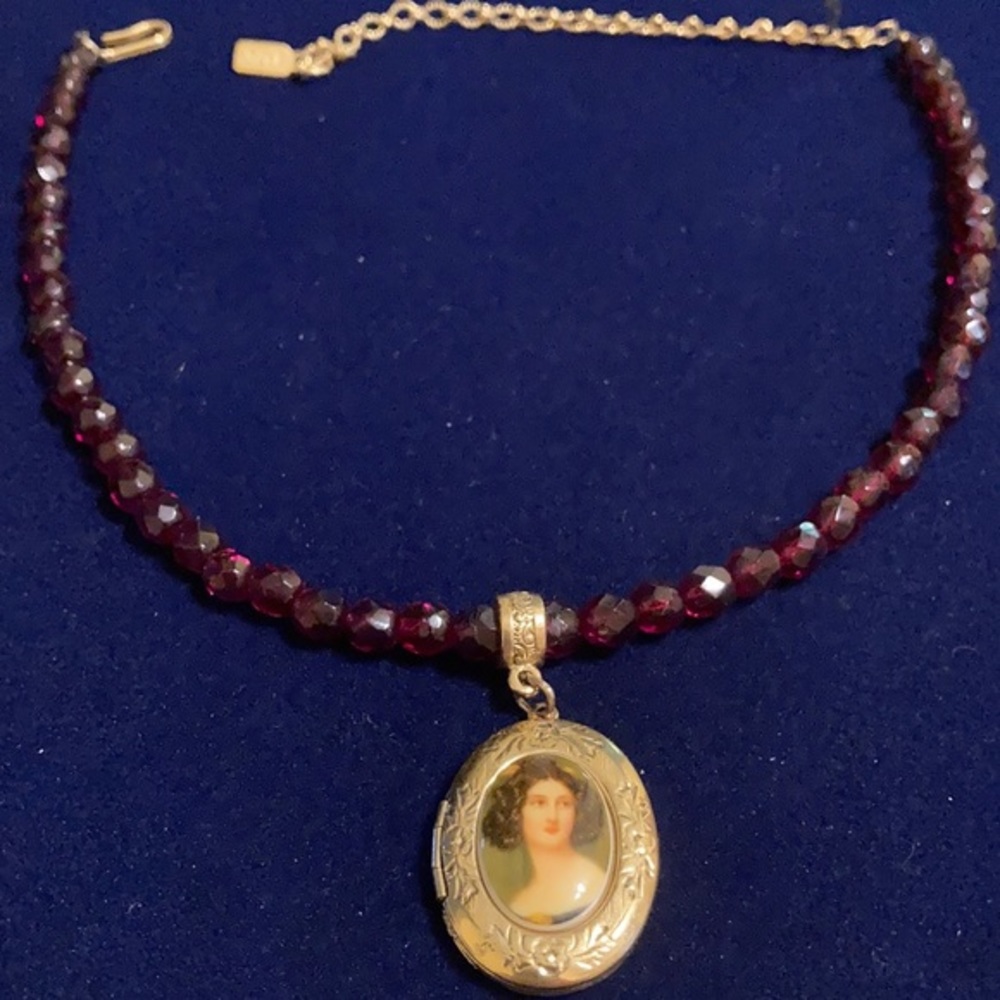 NWOT 1928 vintage style gold tone pendant locket choker w/ faux garnet beading